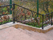 Кованые перила на парапете лестницы с металлическим поручнем, цветами и птицами. г.Подольск