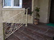 Кованые перила для лестницы крыльца в белом цвете. Пушкинский р-н МО, Митрополье