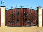 Распашные кованые ворота, закрытые профилированным стальным листом. Вологодская область, г.Кириллов