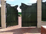 Распашные кованые ворота с вензелем, закрытые профилированным стальным листом. Рублево-Успенское шоссе, Бузаево