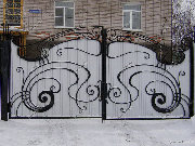 Распашные кованые ворота, закрытые профилированным стальным листом. г.Вологда