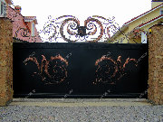 Откатные металлические ворота, закрытые стальным листом, с накладными коваными элементами и вензелем. Истринский р-н МО (Новорижское шоссе), КП Дубрава
