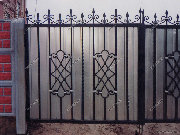 Распашные кованые ворота, закрытые профилированным стальным листом. Вологодская область, Вологодский р-н, с.Кубенское