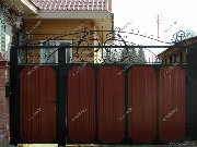 Распашные кованые ворота, закрытые профилированным стальным листом. Новгородская область, с. Пестово.
