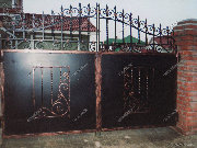 Распашные ворота закрытого типа с коваными накладными элементами. г.Вологда