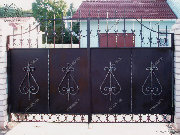 Распашные ворота закрытого типа с коваными накладными элементами. г.Вологда.