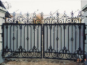 Распашные кованые ворота, закрытые профилированным стальным листом. г.Вологда